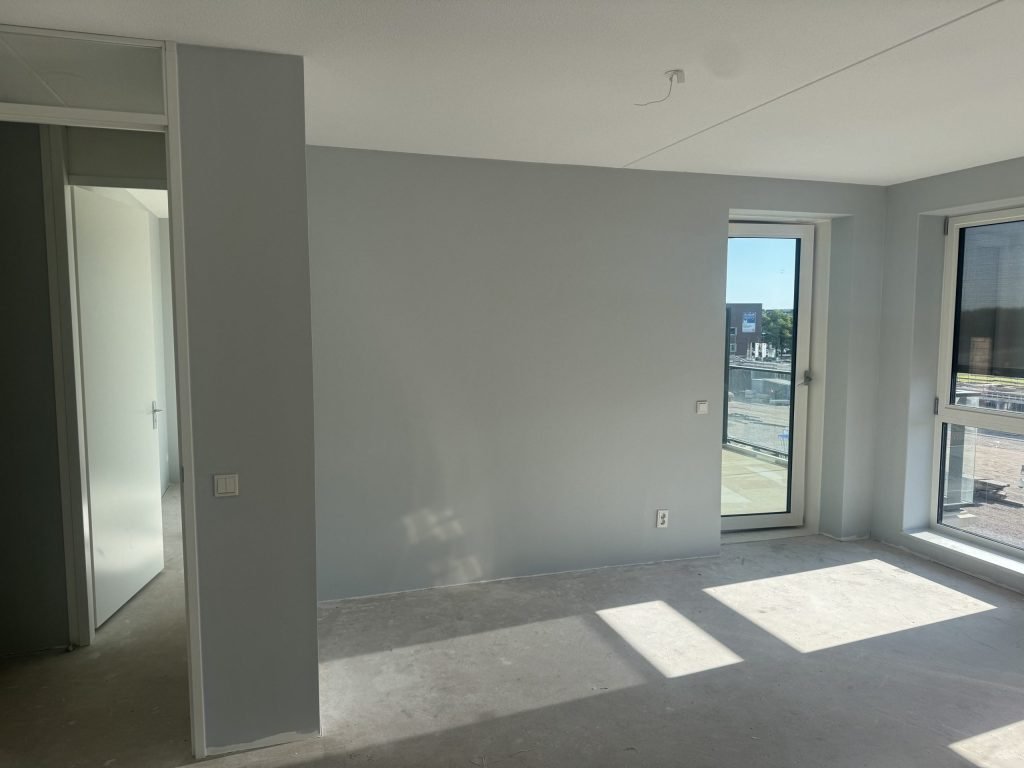 Lege kamer met kale wanden en een betonvloer, klaar voor de afwerking